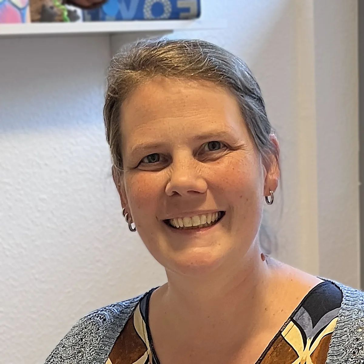 Portrait von Sabrina Schunck, Dipl.-Logopädin und Praxisinhaberin, lächelnd im Therapieraum